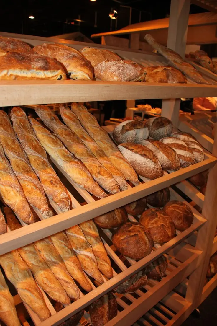 Pains au levain et baguettes fraîchement cuits