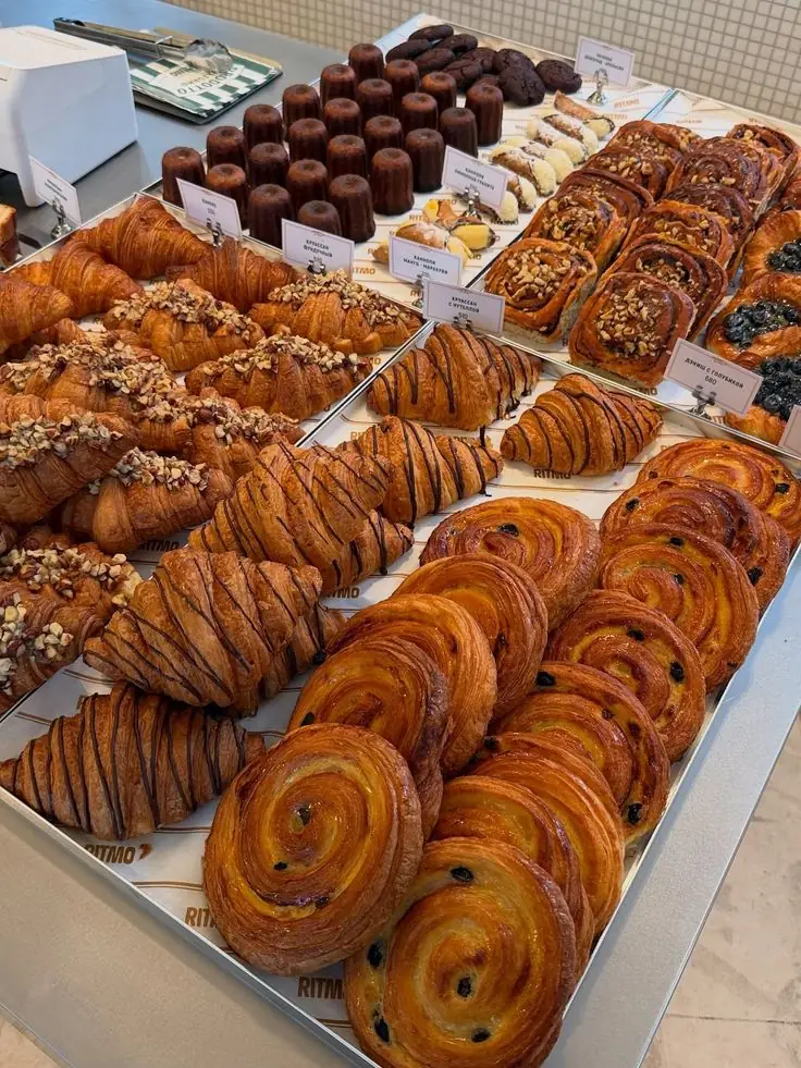 Un moment chaleureux autour d'un café et de viennoiseries